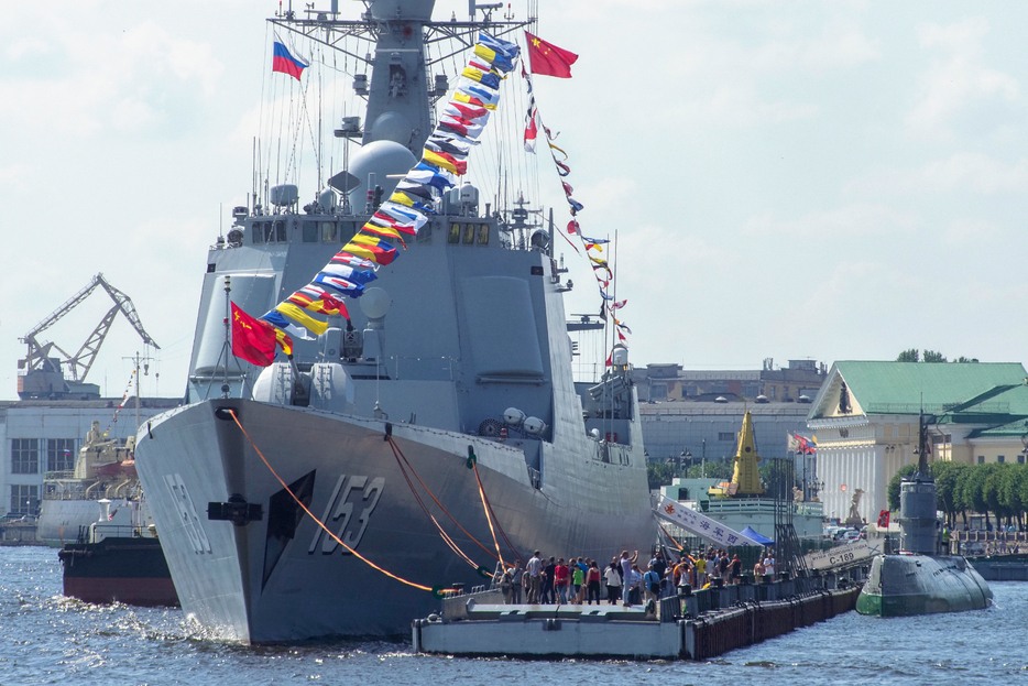 ロシアのサンクトペテルブルクのネヴァ川堤防に係留されている中国の駆逐艦「西安」（AP/アフロ）