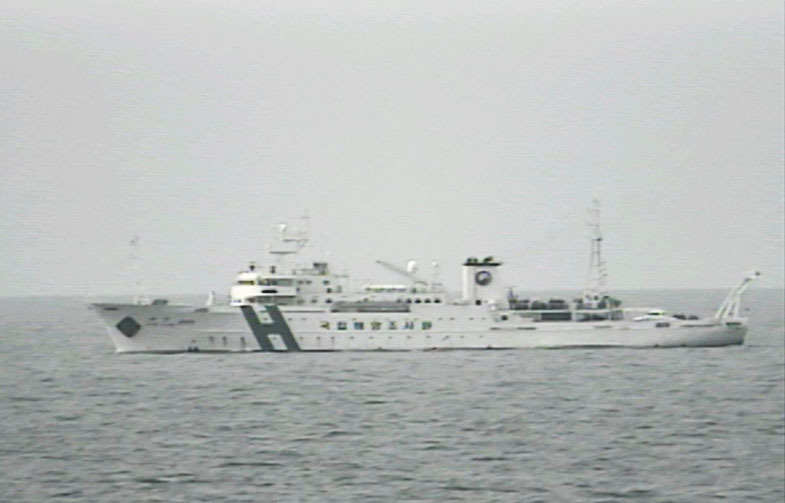 韓国の海洋調査船「HAEYANG　2000」＝6日、島根県・竹島南方（第8管区海上保安本部提供）