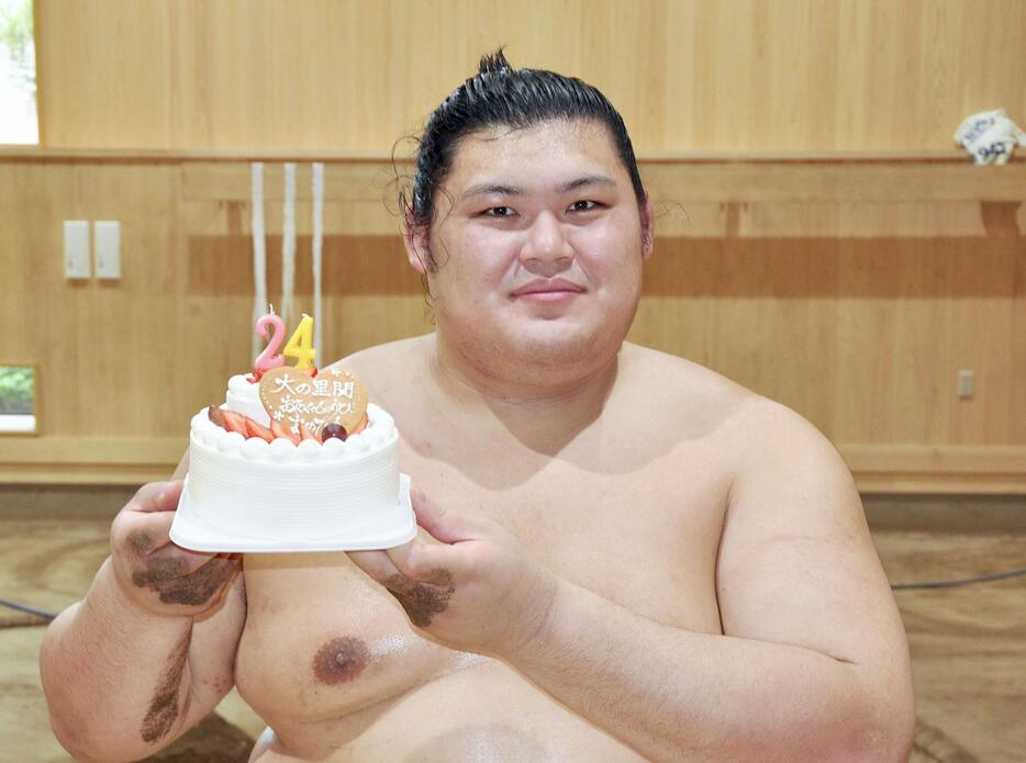 24歳の誕生日を迎え、報道陣からケーキを贈られた大の里＝茨城県阿見町の二所ノ関部屋
