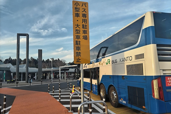 東名足柄SAのバス専用マス。バス以外駐車禁止と明示している（成定竜一撮影）。