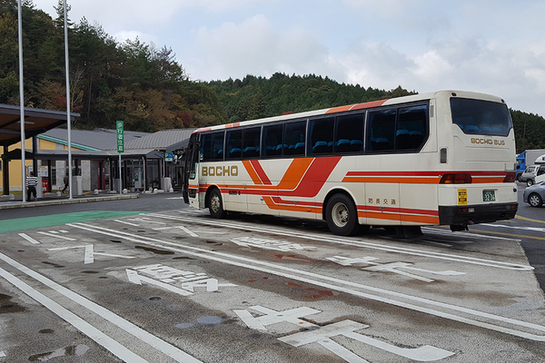 トイレなどサービス施設に近い場所に整備されたバス優先駐車マス（成定竜一撮影）。