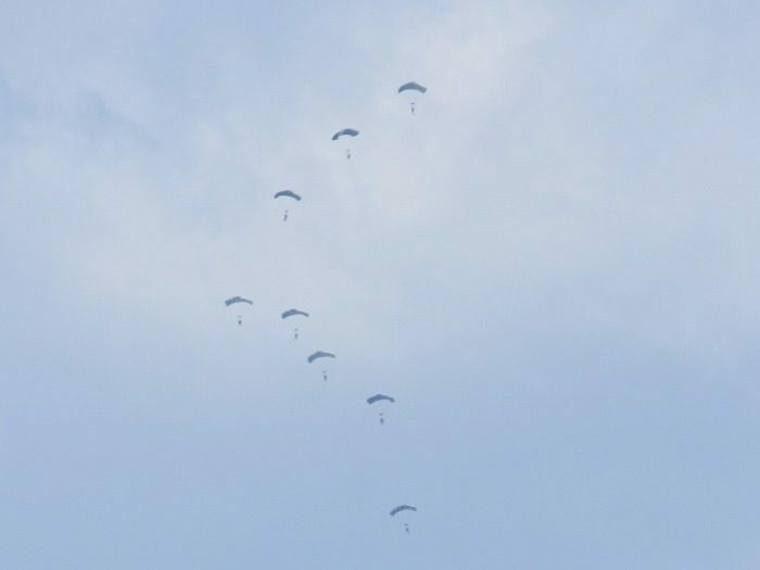 パラシュート降下訓練を行う米兵ら＝5月9日、うるま市の津堅島訓練場水域