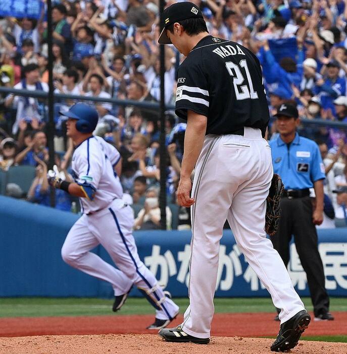 1回無死、DeNA・牧（左）に満塁本塁打を浴びる和田（撮影・伊東昌一郎）