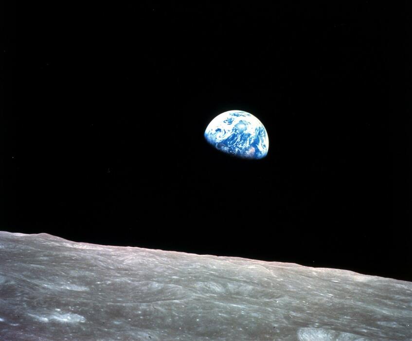 月の奥に輝く地球。1968年12月24日、米宇宙船アポロ8号からウィリアム・アンダース宇宙飛行士が撮影（NASA提供、AP＝共同）