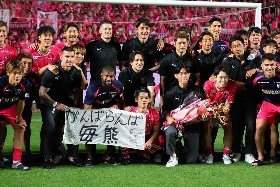 6月15日の浦和戦後に仲間から激励を受けた毎熊（写真◎J.LEAGUE）