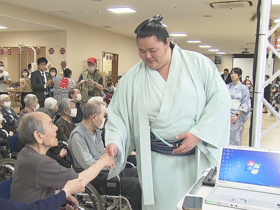 「介護老人保健施設 福の里 花乃邸」を訪れた大関・琴櫻 名古屋市中村区