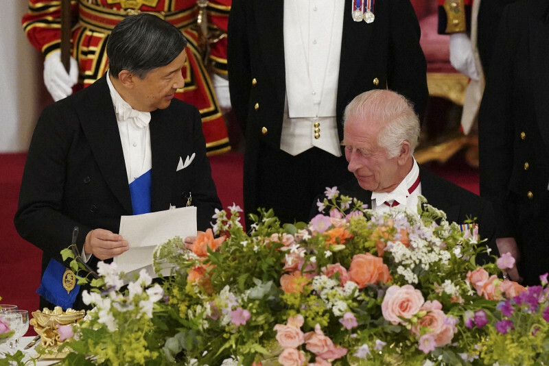 チャールズ国王夫妻主催の晩さん会でおことばを述べられる天皇陛下＝ロンドンのバッキンガム宮殿で2024年6月25日、AP