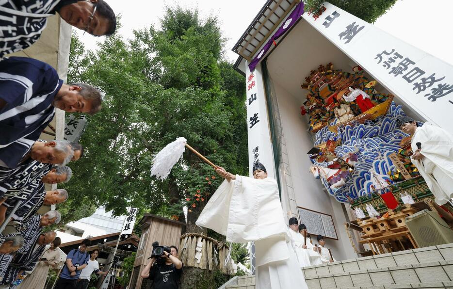 福岡市博多区の櫛田神社で行われた飾り山笠の「御神入れ」＝30日午後