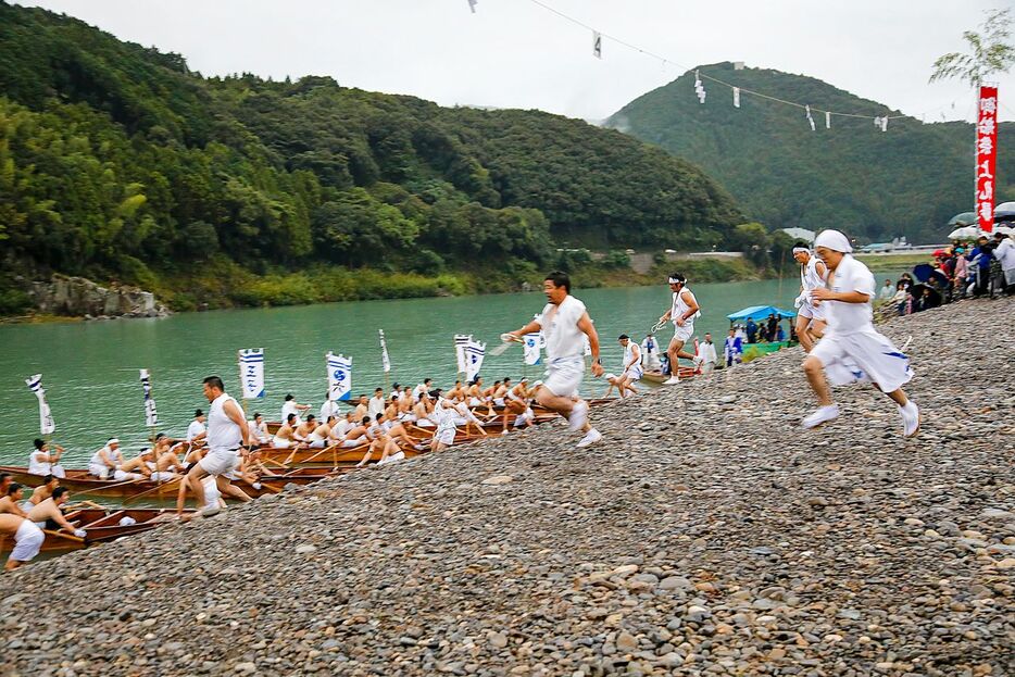 和歌山「熊野速玉大祭　御船祭」 古式の早船9隻によるレース