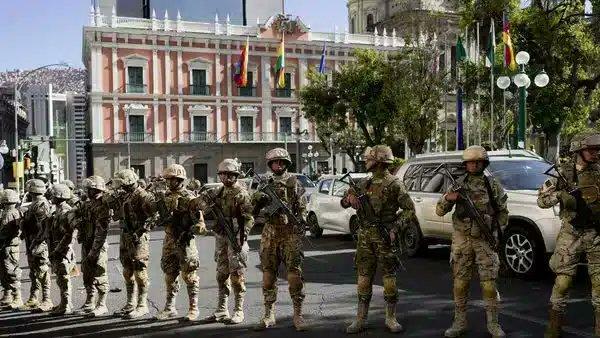 大統領官邸を取り巻く武装兵士たち（Foto: RS via Fotos Publicas）