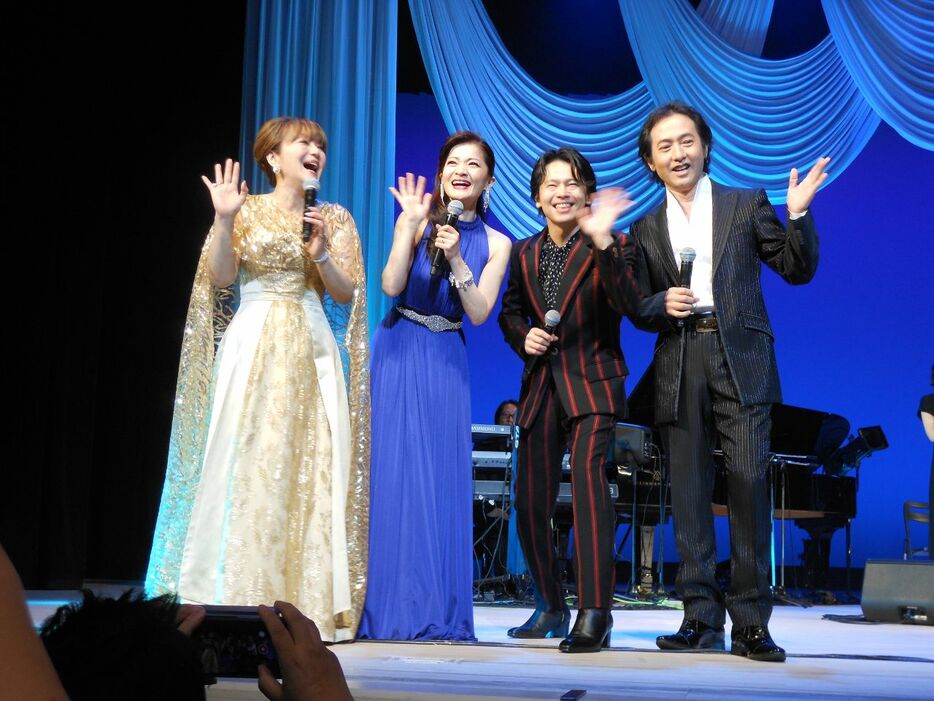 フィナーレで観客の声援に応える（左から）岩崎宏美、島田歌穂、中川晃教、秋川雅史
