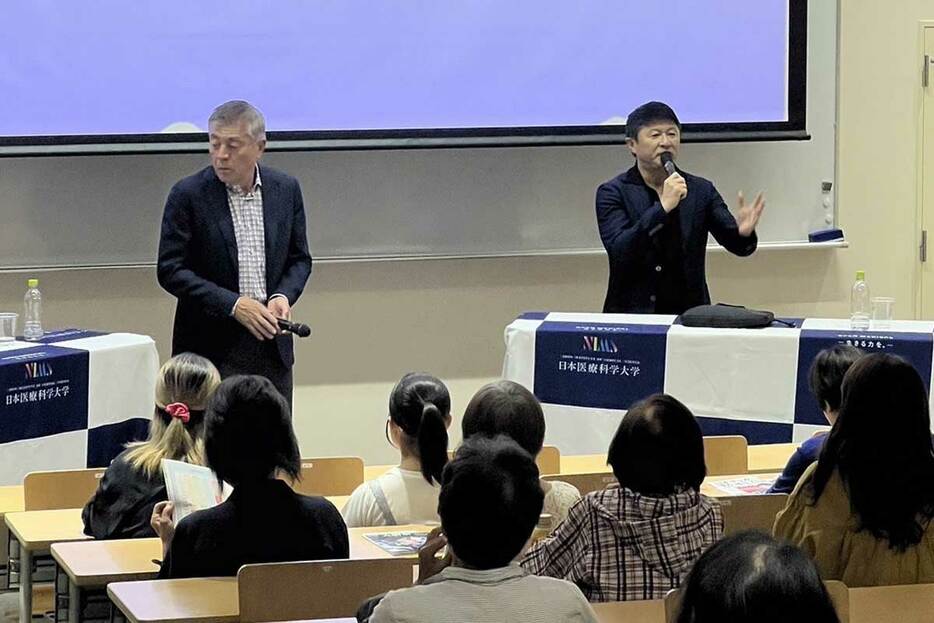 講演する元日本代表ＦＷ武田修宏氏。左は青島健太氏