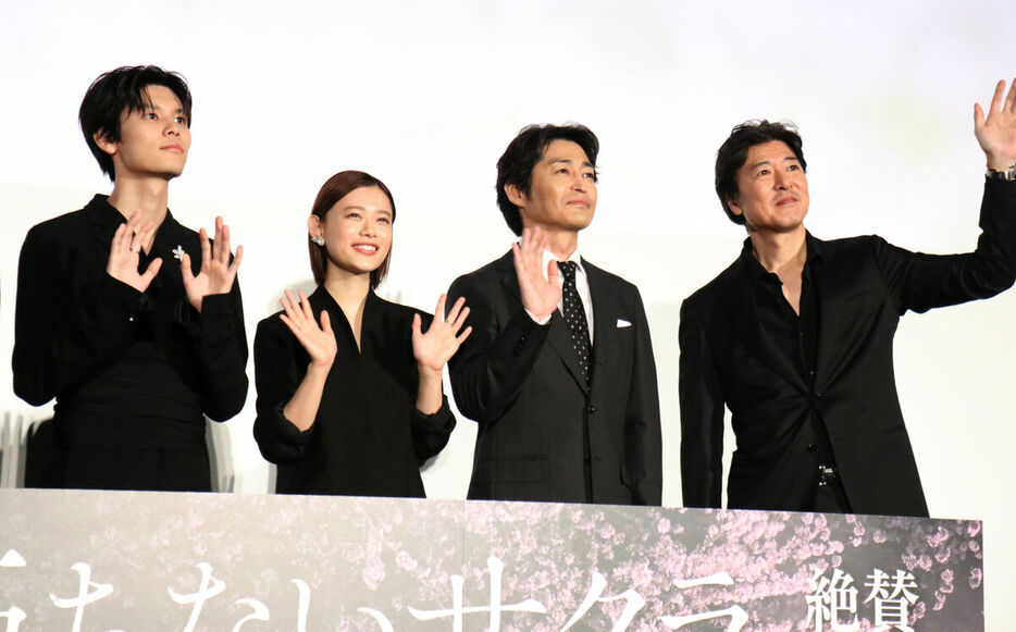 公開記念舞台あいさつに出席した(左から)萩原利久、杉咲花、安田顕、豊原功補