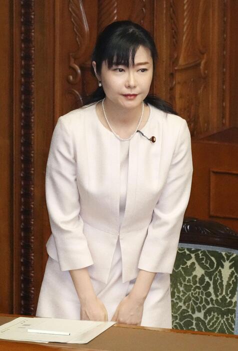 参院本会議で少子化対策関連法が可決、成立し、一礼する加藤こども政策相＝5日午後