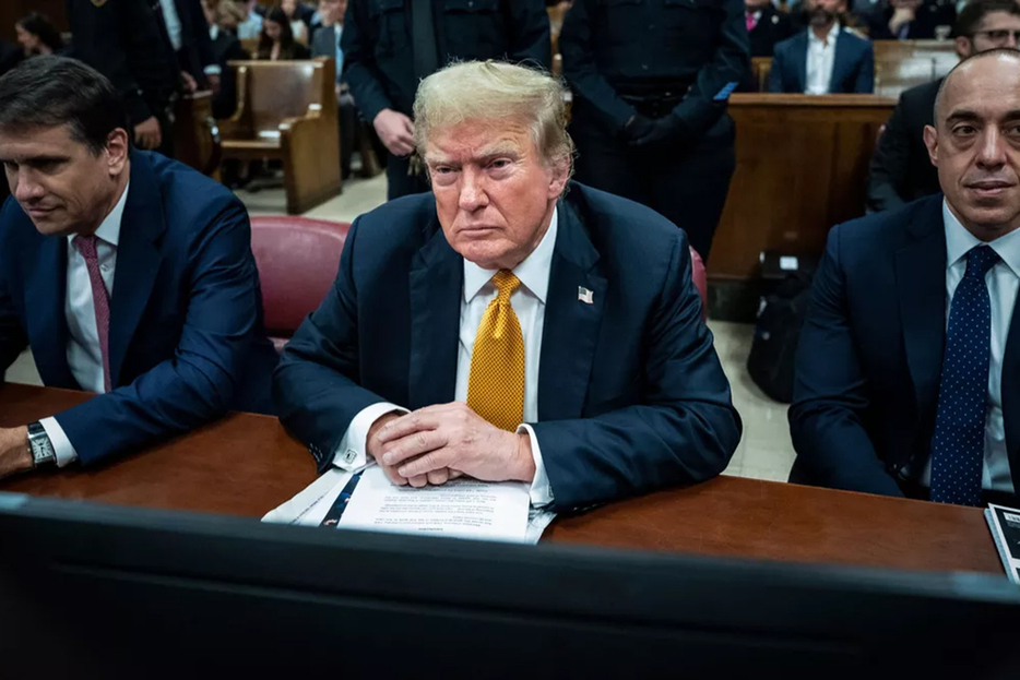 ドナルド・トランプ前米大統領は裁判では黄色と青のネクタイを着用し、大統領選挙用の赤いネクタイは着用しなかった。photography: Bloomberg / Bloomberg via Getty Images
