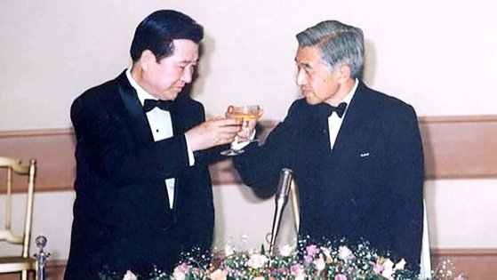 １９９８年１０月７日に東京皇居で開かれた晩餐会で、金大中（キム・デジュン）大統領が昭仁天皇を「天皇陛下」という尊称で礼遇し、酒杯を合わせている。　［写真　延世大金大中（キム・デジュン）図書館］