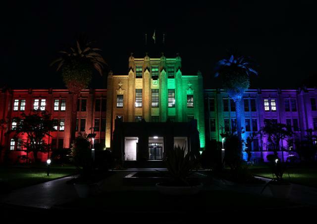 性的少数者への理解を深めようと、虹色にライトアップされた県庁本館＝１０日午後、宮崎市