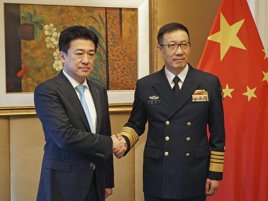 中国の董軍国防相（右）と握手する木原防衛相＝1日、シンガポール（代表撮影・共同）