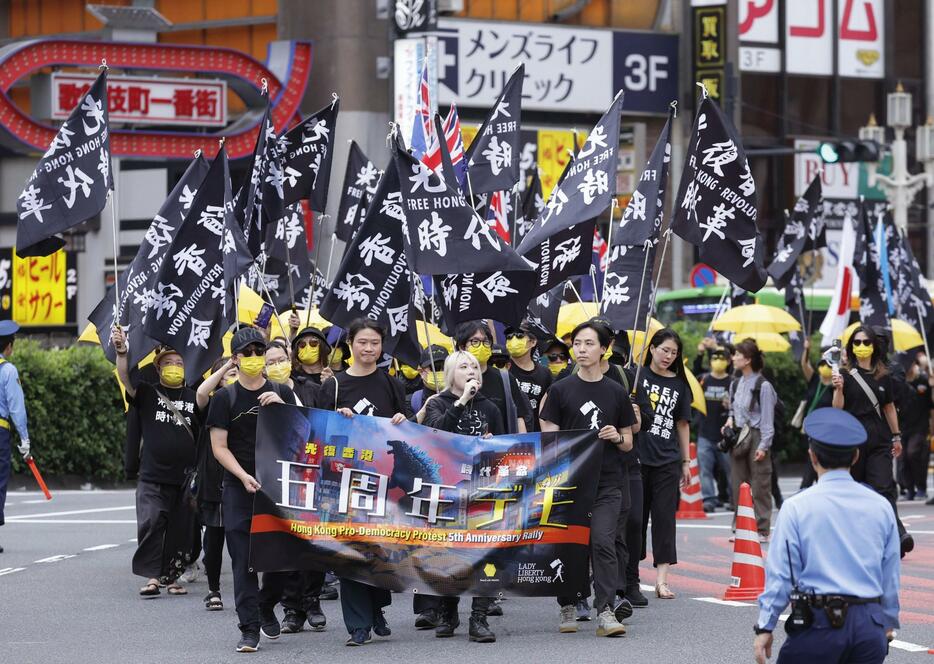香港の民主派への連帯を示すデモで行進する在日香港人ら＝9日午後、東京都新宿区