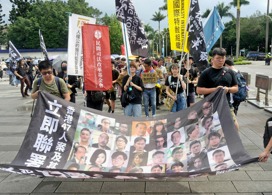9日、台北で香港民主派への連帯を示すデモに参加する人々（共同）