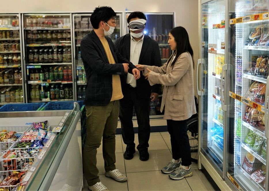 視覚障がいのある来店客の視点で、どのようなお買い物サポートが望ましいのかを 実際に買い物をして確認