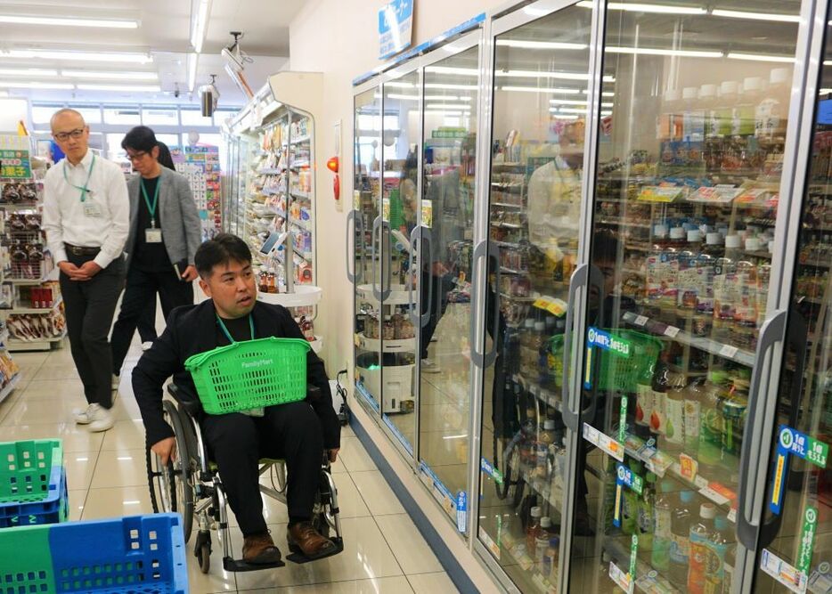 車いすの来店客の目線になり、困りごとはないかなど実際に買い物をして確認