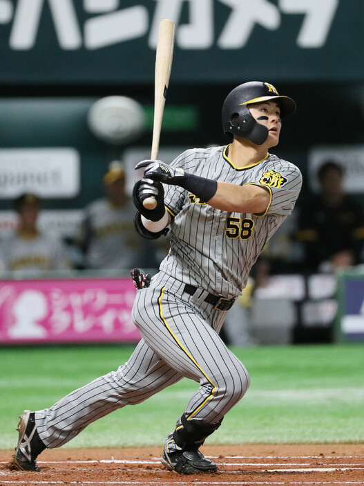 ソフトバンク―阪神。１回、先制の満塁本塁打を放つ阪神の前川＝１６日、みずほＰａｙＰａｙ