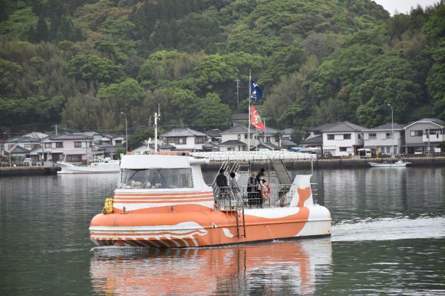 外浦港内を航行する「マリンビューワーなんごう」＝４月、同市南郷町