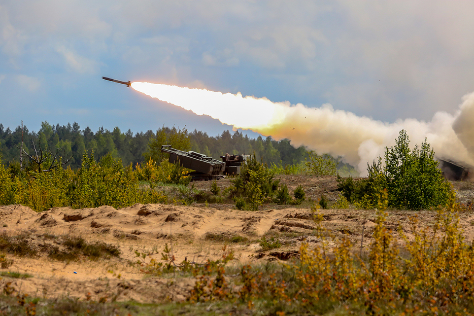 2017年6月、ラトビア・アダジで行われた北大西洋条約機構（NATO）の演習で射撃を行う高機動ロケット砲システム（HIMARS）（fotorobs / Shutterstock.com）