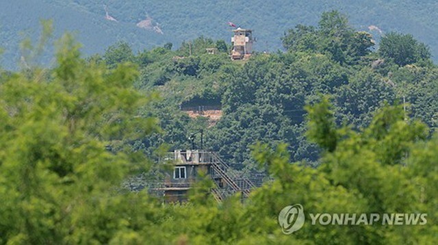 南北軍事境界線を挟んで向かい合っている韓国と北朝鮮の監視所＝4日、坡州（聯合ニュース）