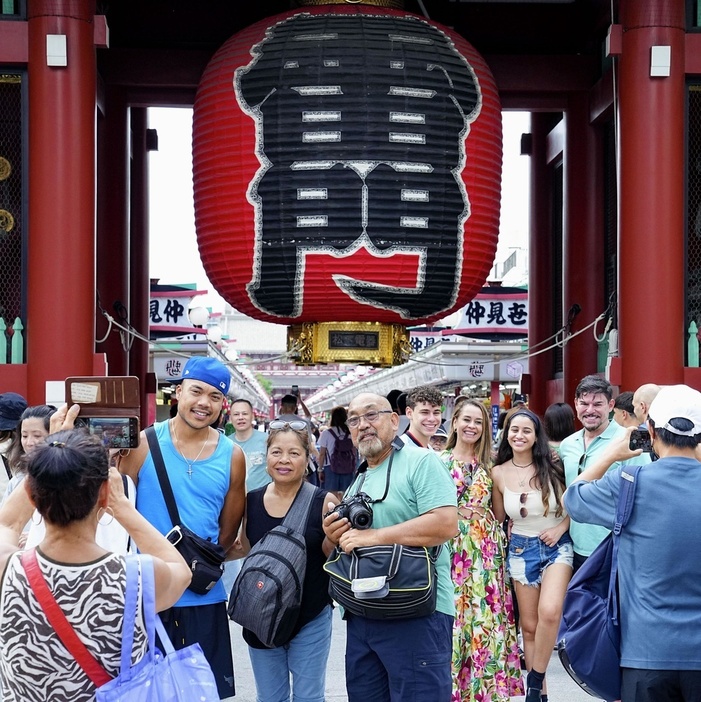 外国人観光客らでにぎわう東京・浅草寺の雷門前＝昨年7月