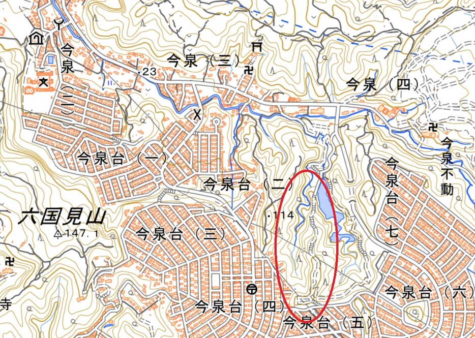 丸囲みの馬の背の小径は尾根の道（地理院タイルを加工して作成／山と溪谷社）