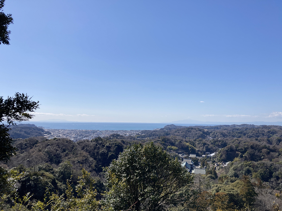 勝上けんからの展望。右下は建長寺（写真＝山と溪谷オンライン）