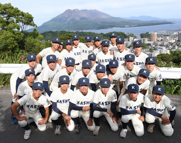 鹿児島の象徴である桜島を背景に3年生が集合。夏場は花火大会が観戦できる絶景スポットだ