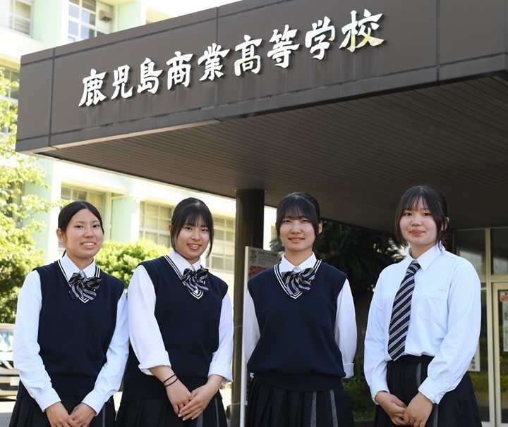 男女共学により、4人の女子部員が入部した[左から折小野、加藤、塩澤、丸本]