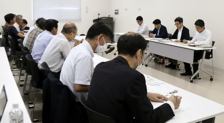 農水省が開いた開門派漁業者や弁護団らを対象にした説明会＝1日午後、長崎県雲仙市