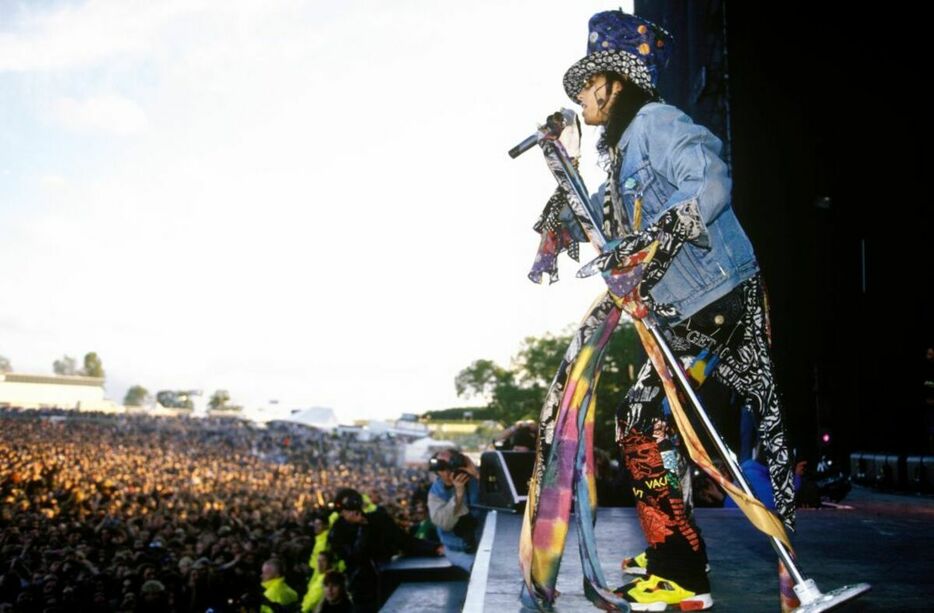 1994 Monsters Of Rock Festivalでもスティーブン・タイラーはリーボックのインスタポンプフューリーを着用していた。ド派手な衣装にマッチさせるスタイリングがすごい！©GettyImages