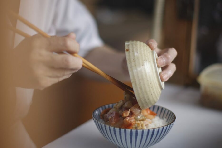 「鯖寿司」「にぎり寿し」「ミックス丼」とメニューはまんべんなく注文が入って売り切れる。人気の「ミックス丼」は2,500円、赤貝や生海老も入った「ゴージャス丼」は3,000円