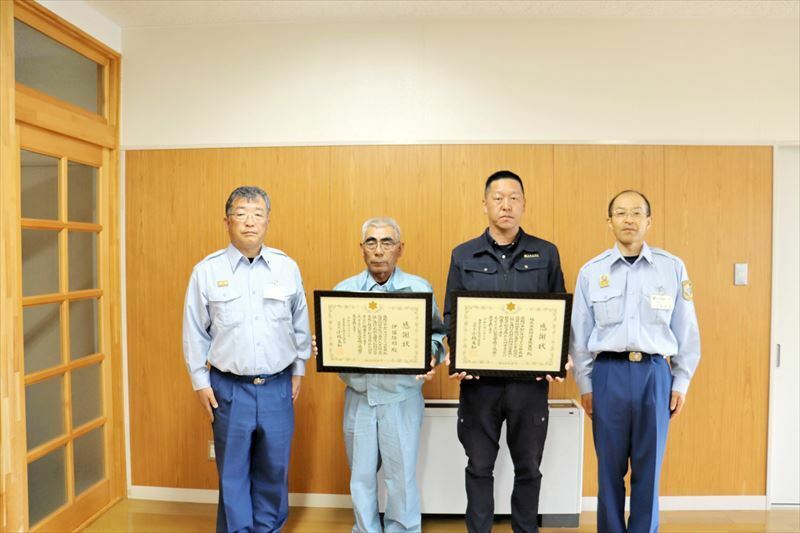 小林消防長（右）から表彰を受けた由井さん（右から２人目）と伊藤さん（同３人目）