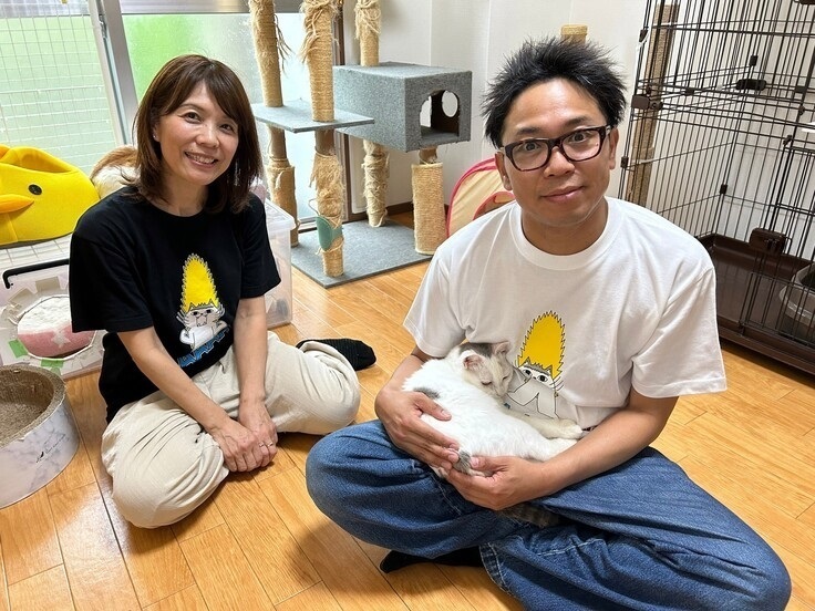 サンシャイン池崎さん（右）と、猫の森代表の北村由紀子さん（猫の森提供）