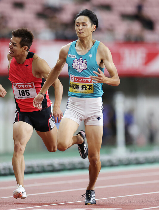 男子２００メートル決勝で力走する鵜沢飛羽（右）＝２８日、新潟・デンカビッグスワンスタジアム
