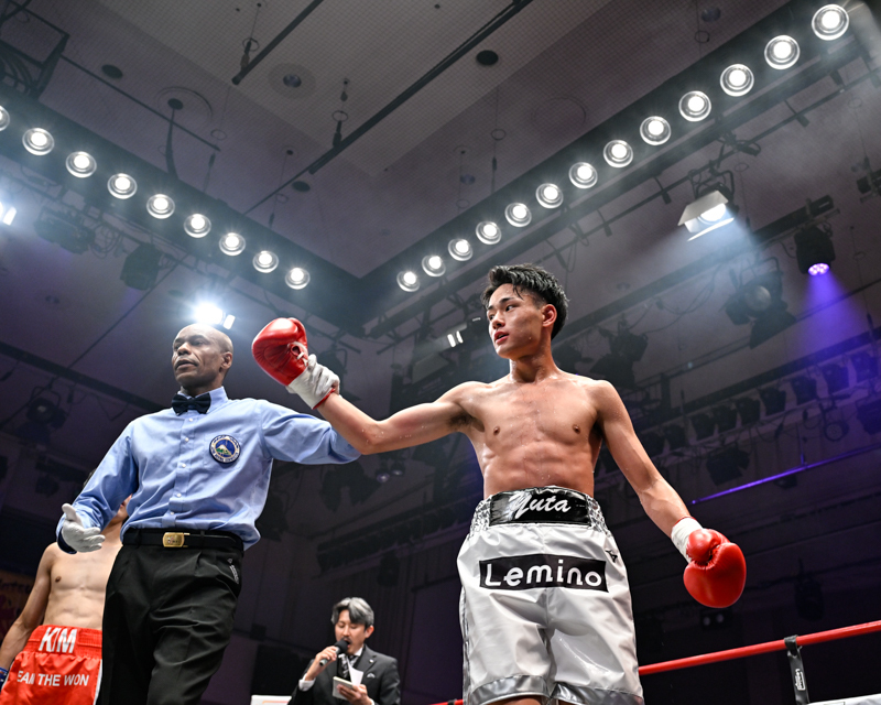 バンタム級6回戦で2回TKO勝利した世界ユース金メダリストの坂井優太（写真・山口裕朗）