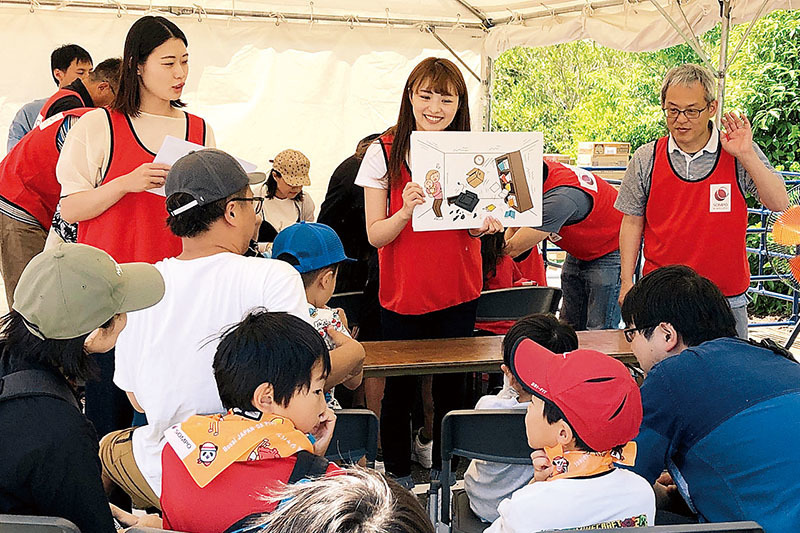 災害が起きた際に取るべき行動を紙芝居で学ぶ子どもたち＝5月25日、越谷市のイオンレイクタウン
