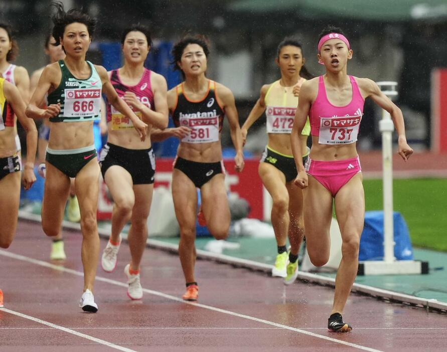 女子800メートル決勝　ラストスパートをかける久保（右）（撮影・垰建太）