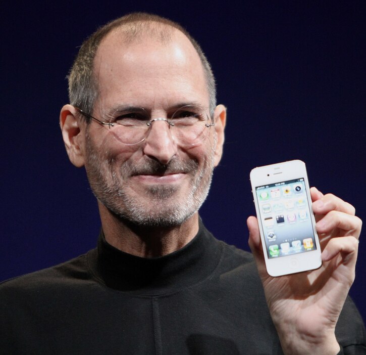 2010年世界開発者会議でiPhone4を披露するスティーブ・ジョブズ（Matthew Yohe, via Wikimedia Commons）