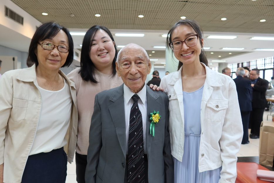 最長老の石川義夫さんとその家族