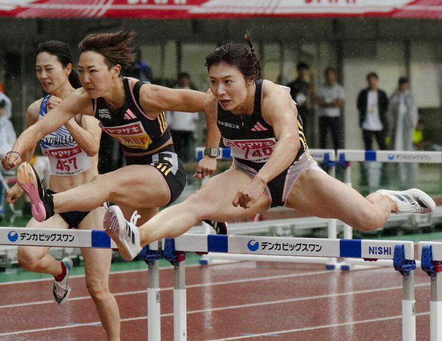 女子100メートル障害で12秒86をマークし優勝した福部真子（右）。パリ五輪代表に決まった＝デンカビッグスワンスタジアム