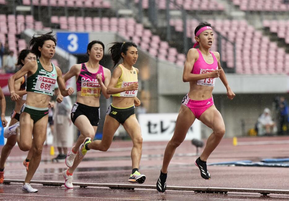 女子800メートルで2分3秒13をマークし優勝した久保凜（右端）。右から2人目は7位だった田中希実＝デンカビッグスワンスタジアム