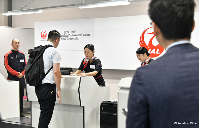 JALの「空港ハンドリング　プロフェッショナルコンテスト」でロールプレイに挑む熊本空港チーム＝24年6月27日 PHOTO: Yusuke KOHASE/Aviation Wire