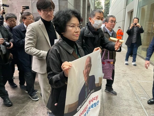 3月25日午前、強制動員被害者のイ・チュンシクさんの長女、イ・ゴウンさん（65）が、訴訟を代理したイム・ジェソン弁護士とともに謝罪と賠償を要求するために東京千代田区にある日本製鉄本社に向かっている＝キム・ソヨン特派員